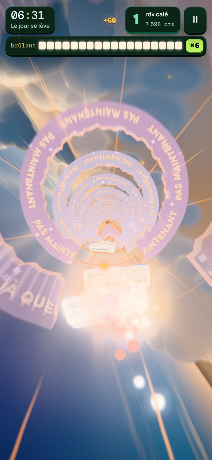 Capture à 6 h 31 : l'aube rose et dorée au-dessus des nuages, le tunnel en pleine lumière.