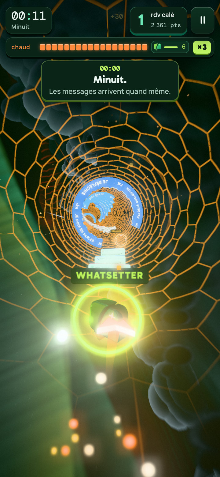 Capture à minuit : le tunnel file au-dessus d'une mer de nuages verts, l'annonce « Minuit » et le bonus WhatSetter.