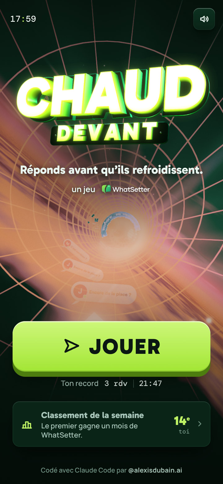 Écran titre de la piste Service de nuit : enseigne CHAUD DEVANT allumée en lettres-boîtiers, tunnel orange sur nuit verte, bouton JOUER lime.