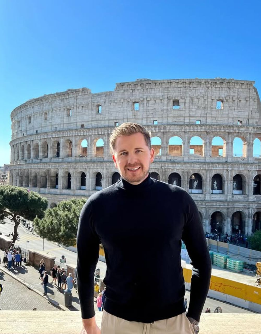 Pierre Giannone, pull noir, devant le Colisée à Rome